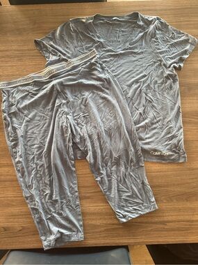 Calvin Klein V-Neck & Capri Sleep Set